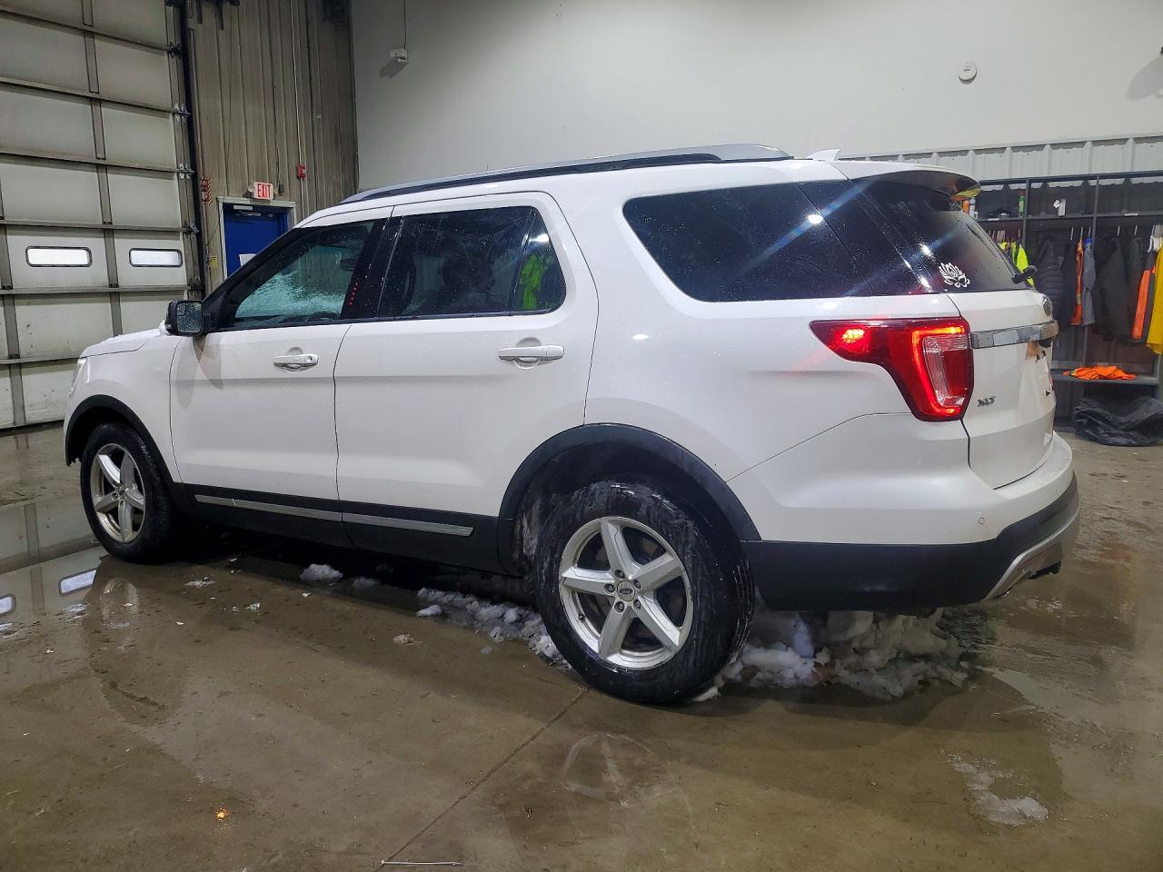 2016 FORD EXPLORER XLT photo 2