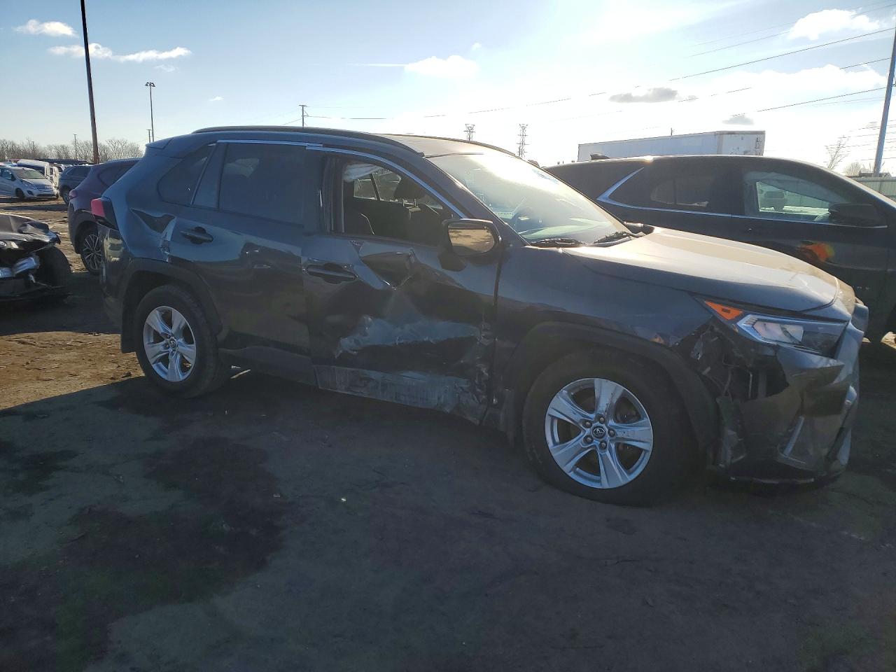 2019 TOYOTA RAV4 XLE photo 4