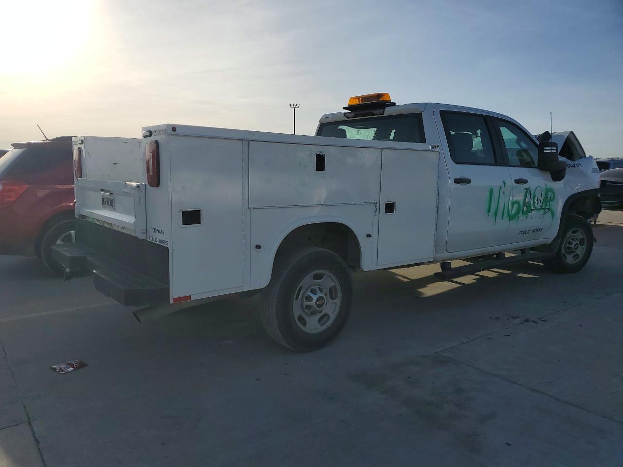 2023 CHEVROLET SILVERADO C2500 HEAVY DUTY photo 3