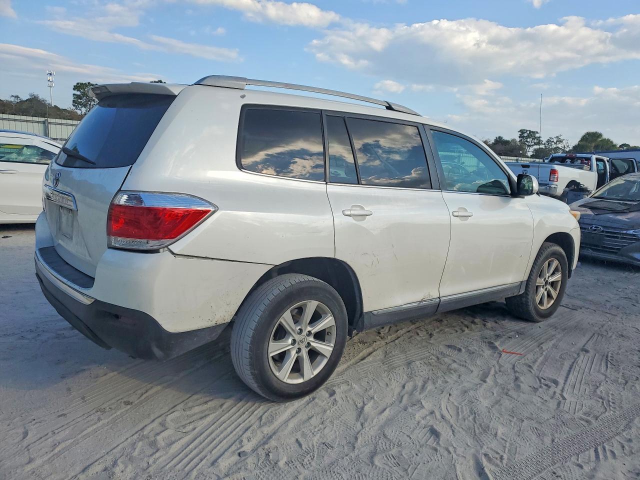 2011 TOYOTA HIGHLANDER BASE photo 3