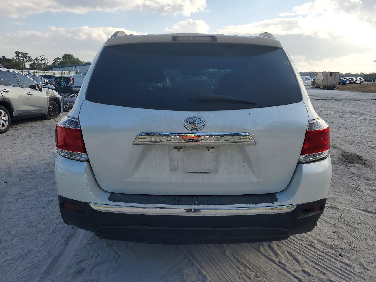 2011 TOYOTA HIGHLANDER BASE photo 6