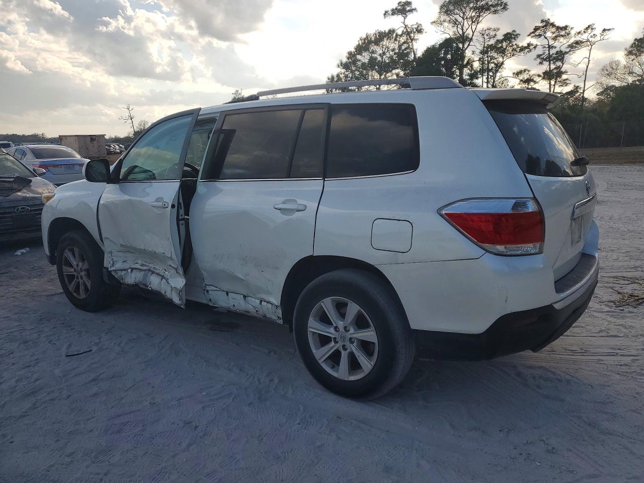 2011 TOYOTA HIGHLANDER BASE photo 2