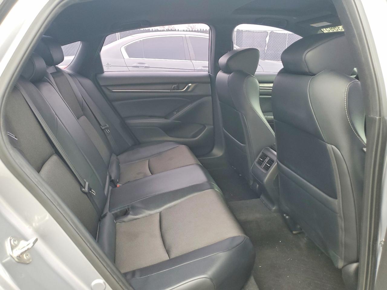 2018 HONDA ACCORD photo 19