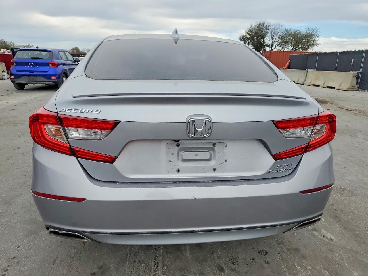 2018 HONDA ACCORD photo 11