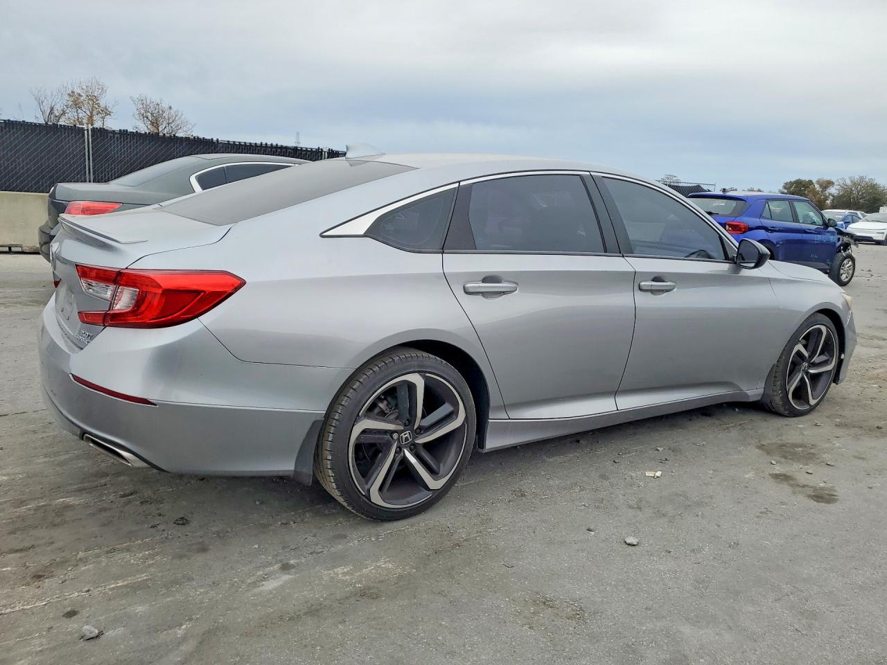 2018 HONDA ACCORD photo 5