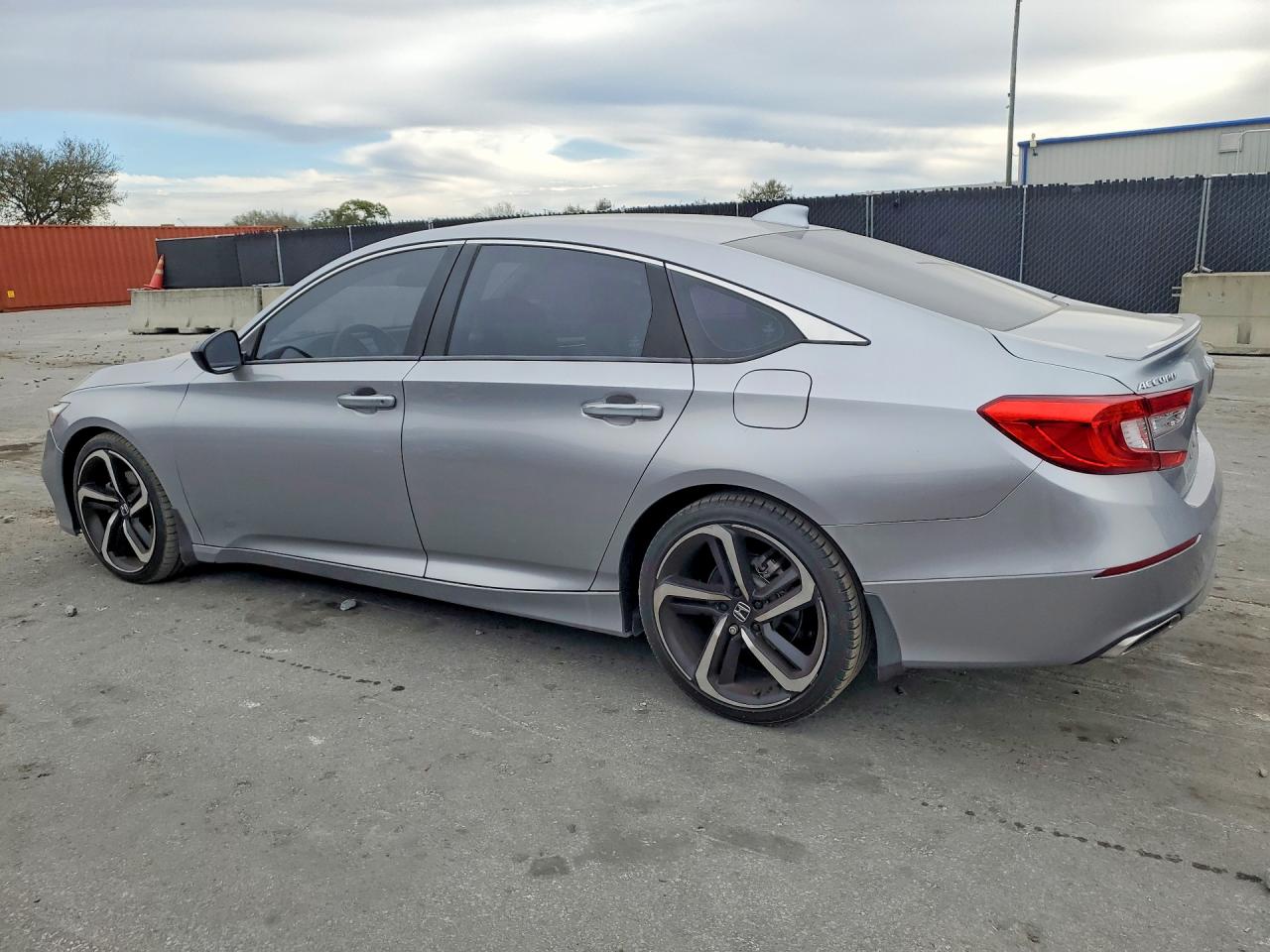 2018 HONDA ACCORD photo 3