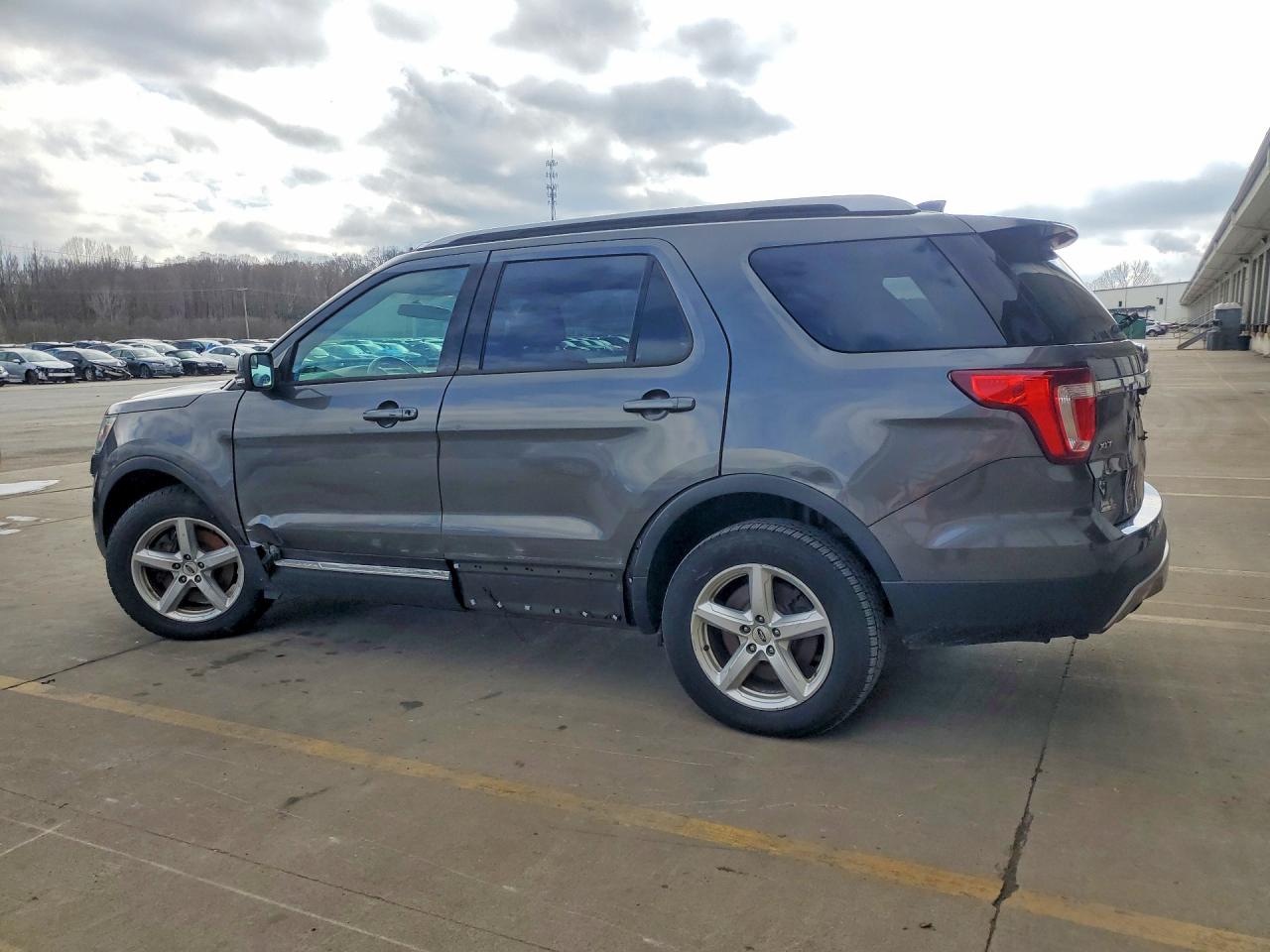 2017 FORD EXPLORER XLT photo 3