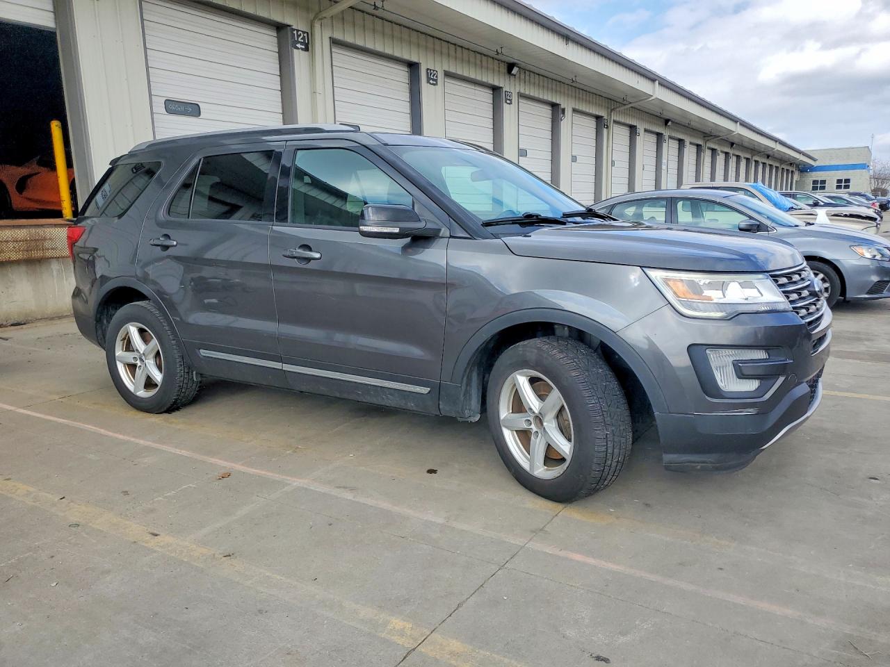 2017 FORD EXPLORER XLT photo 7