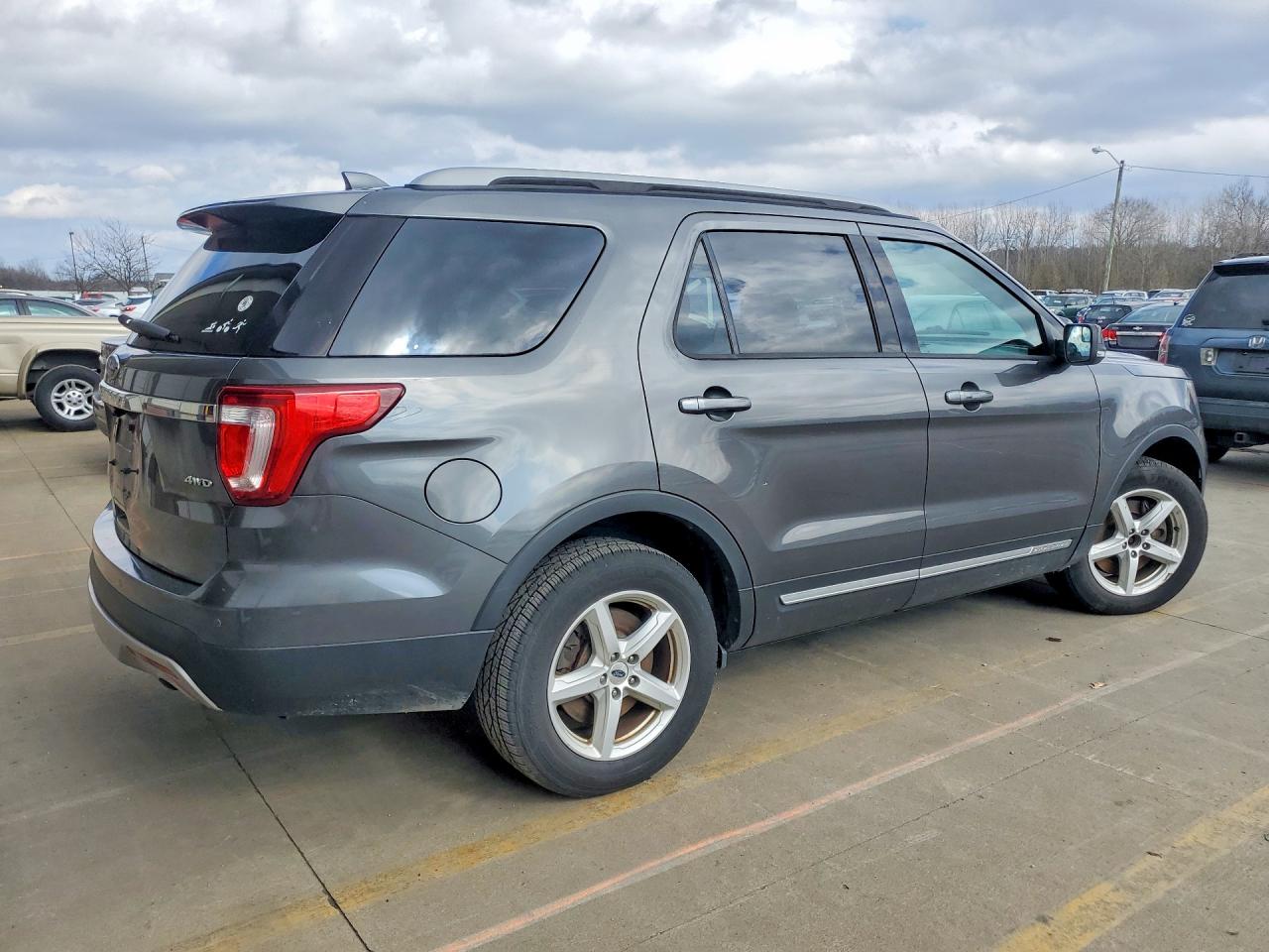 2017 FORD EXPLORER XLT photo 5
