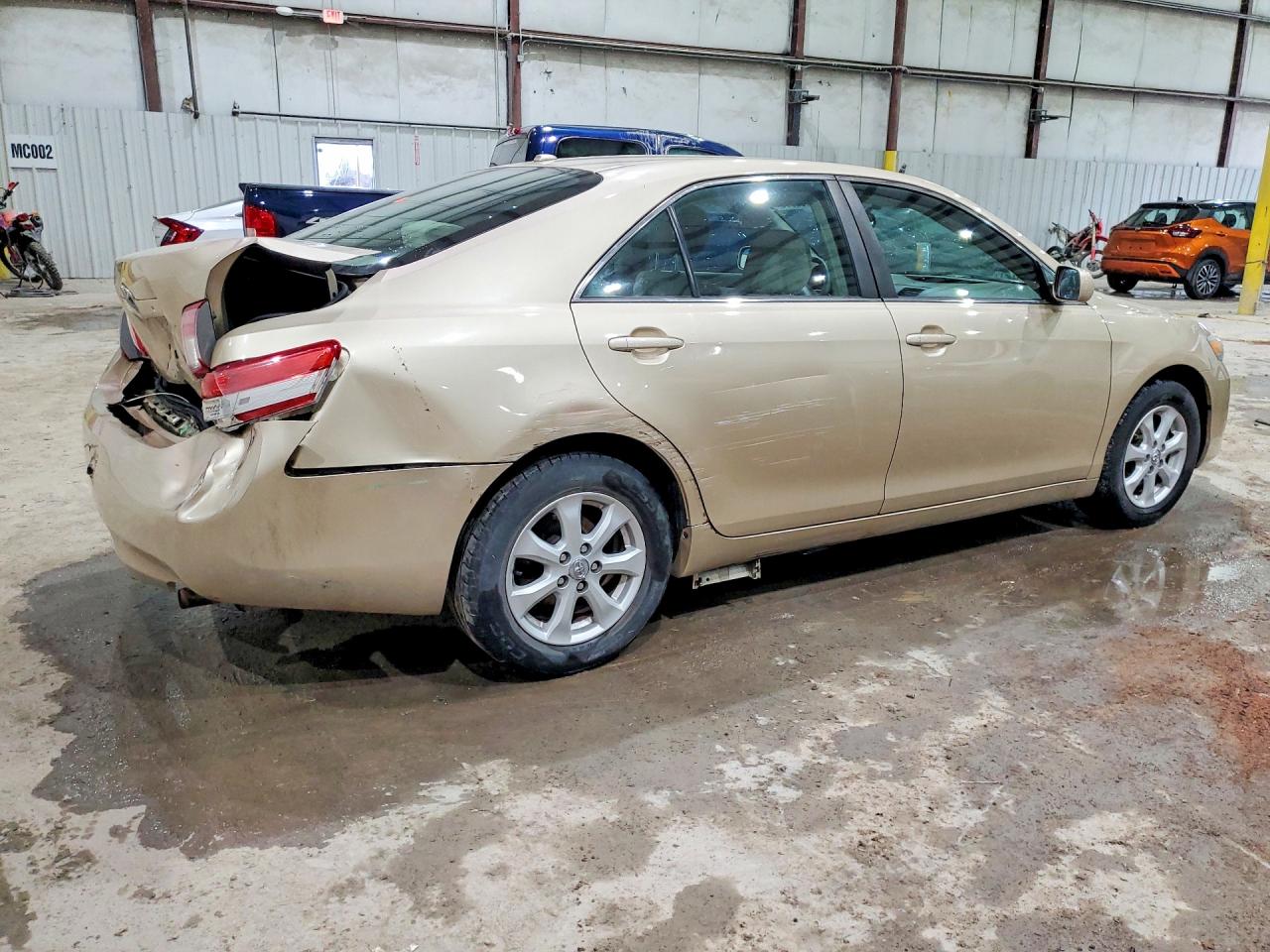 2011 TOYOTA CAMRY LE photo 3