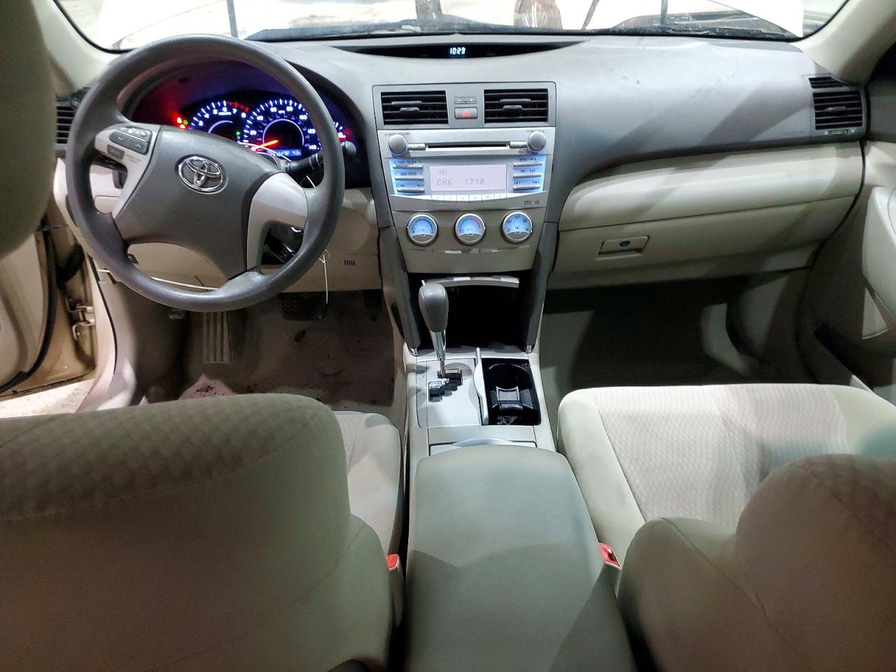 2011 TOYOTA CAMRY LE photo 8