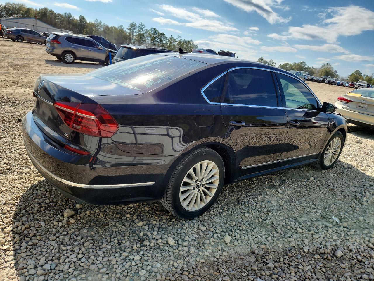 2017 VOLKSWAGEN PASSAT SE photo 3