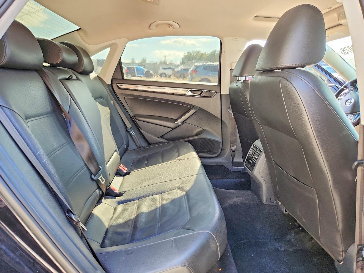 2017 VOLKSWAGEN PASSAT SE photo 10