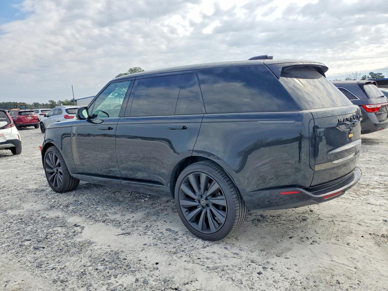 2024 LAND ROVER RANGE ROVER SV photo 3