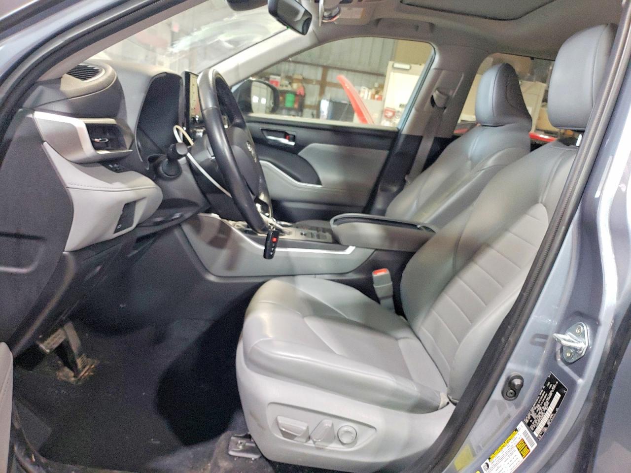 2021 TOYOTA HIGHLANDER XLE photo 7