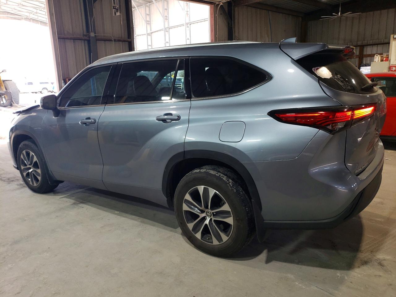 2021 TOYOTA HIGHLANDER XLE photo 2