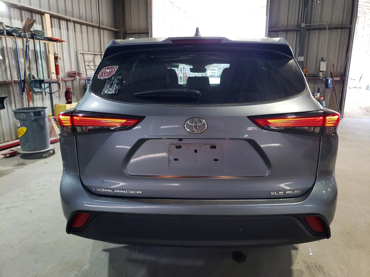 2021 TOYOTA HIGHLANDER XLE photo 6