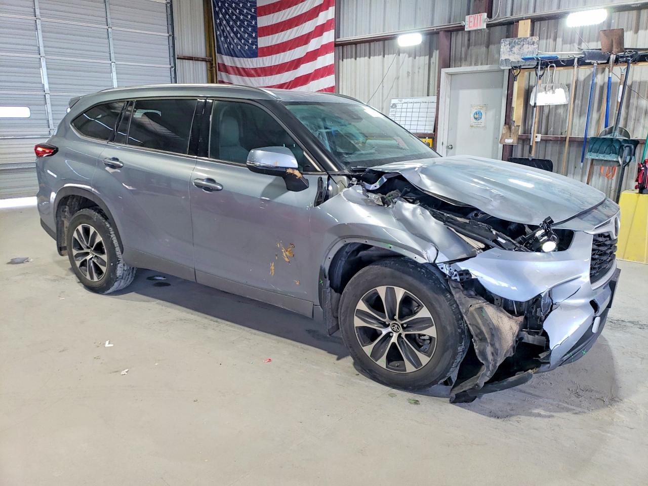 2021 TOYOTA HIGHLANDER XLE photo 4