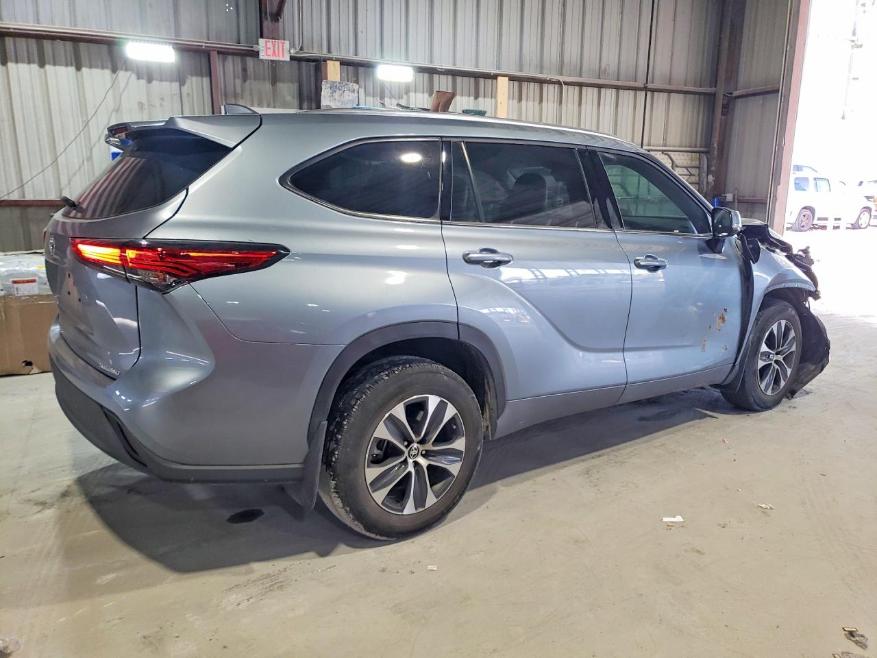 2021 TOYOTA HIGHLANDER XLE photo 3