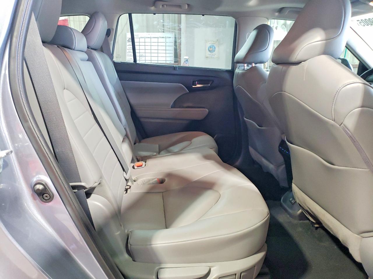 2021 TOYOTA HIGHLANDER XLE photo 11