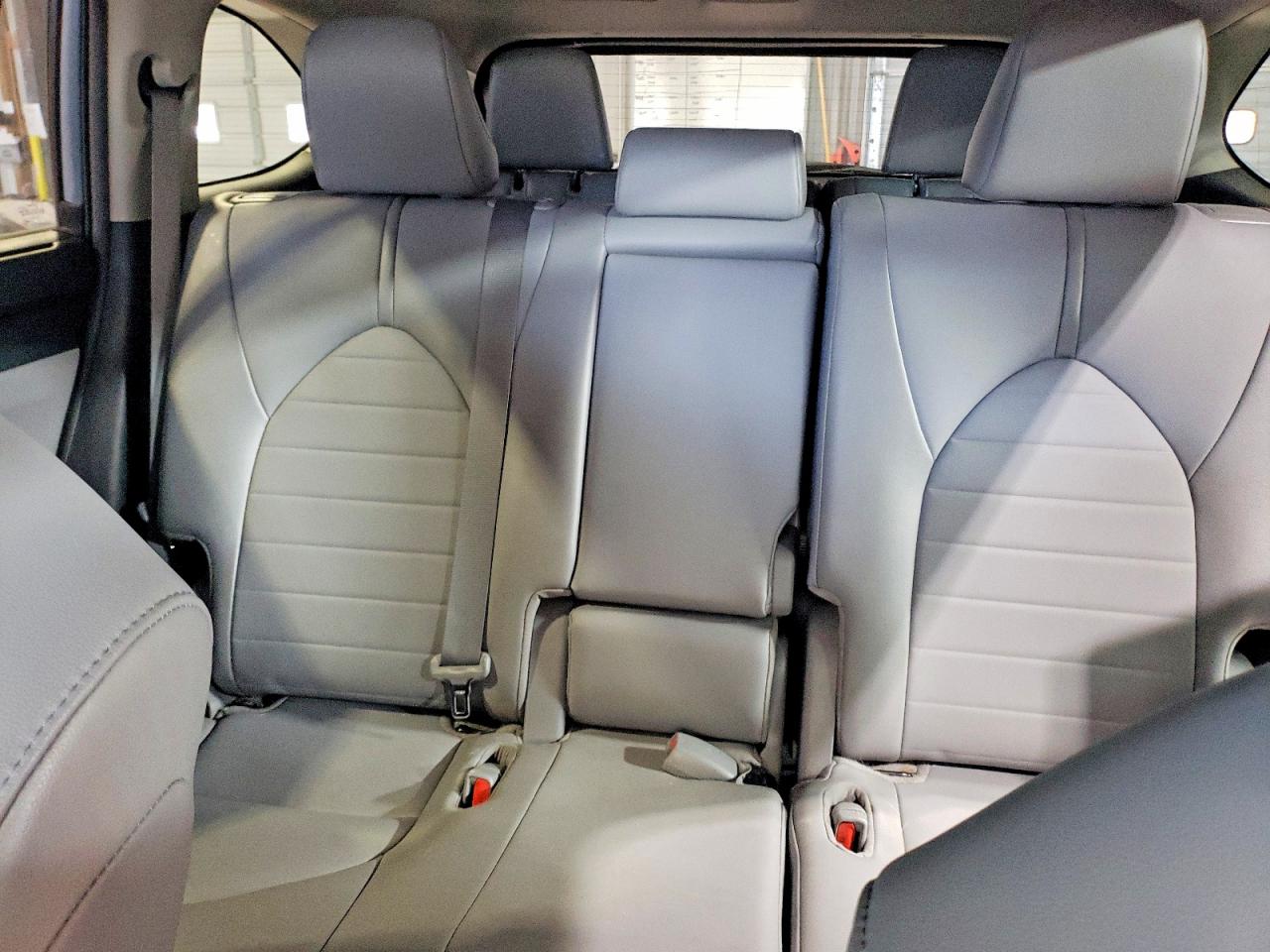 2021 TOYOTA HIGHLANDER XLE photo 10