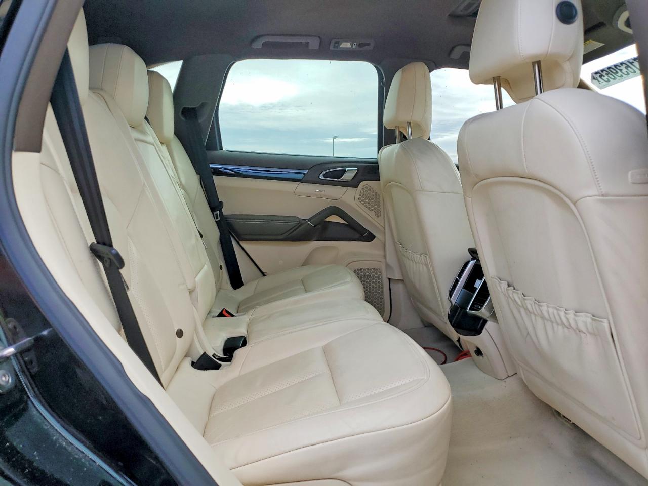 2011 PORSCHE CAYENNE S photo 31