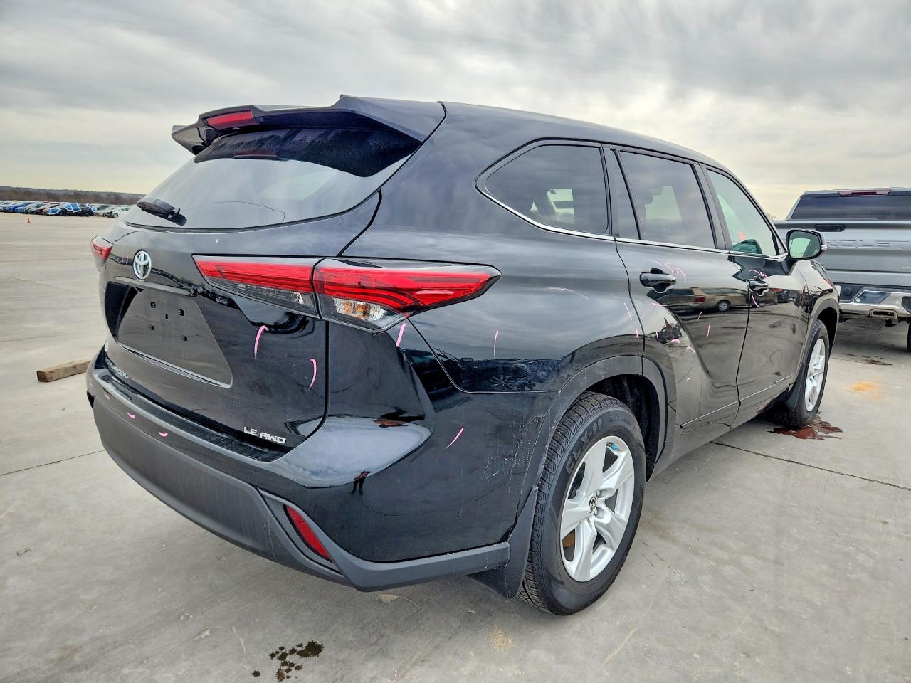 2023 TOYOTA HIGHLANDER LE photo 3