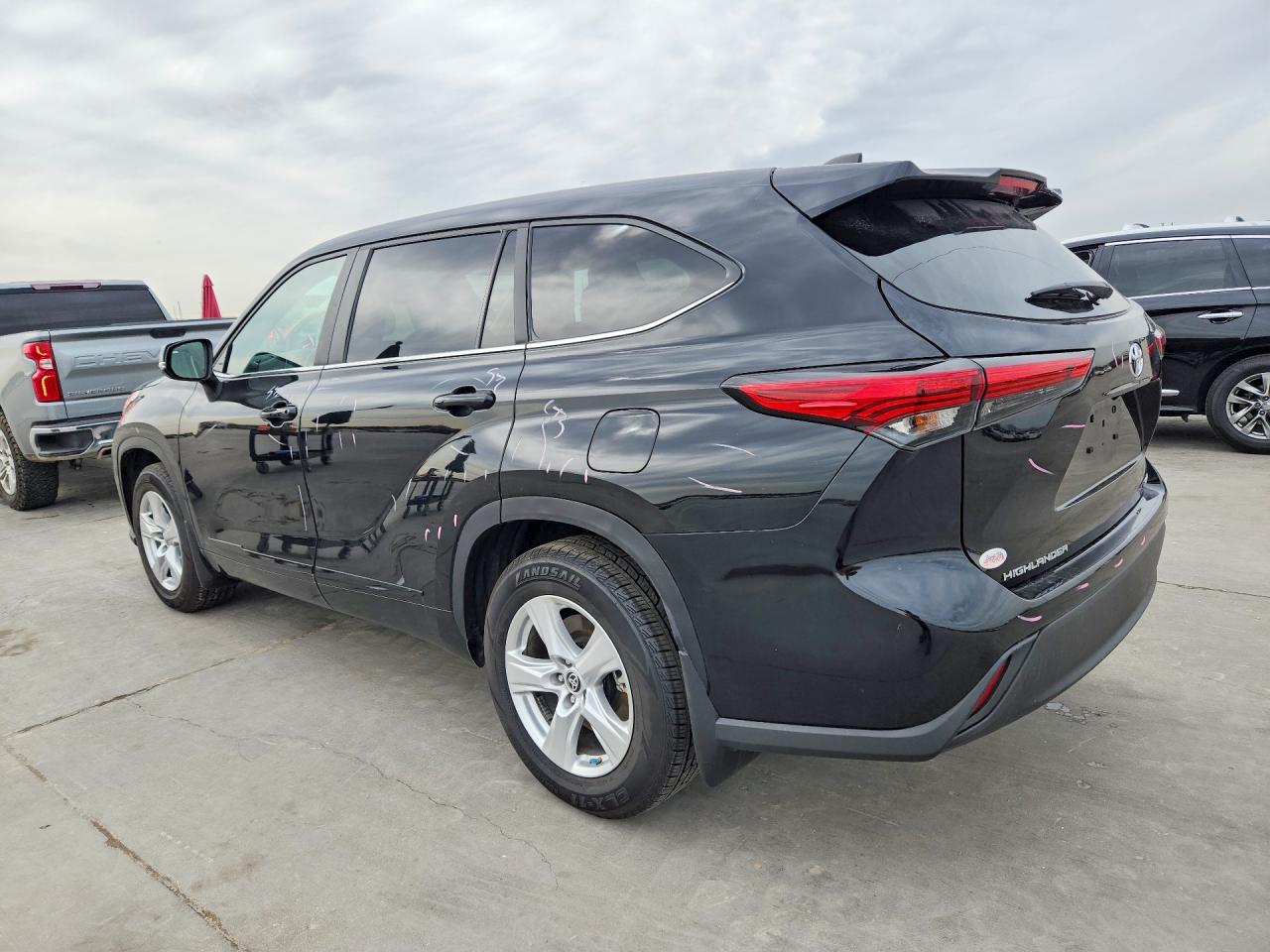 2023 TOYOTA HIGHLANDER LE photo 2
