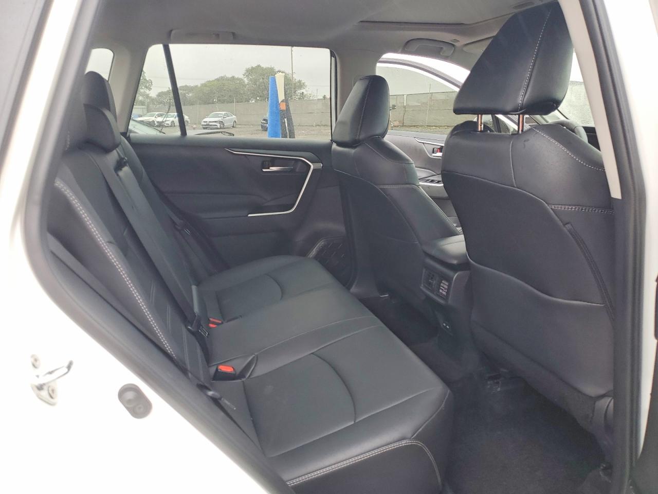 2025 TOYOTA RAV4 XLE PREMIUM photo 31
