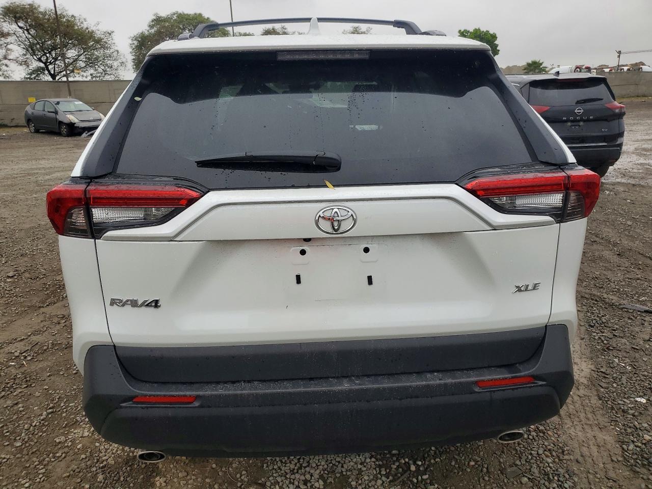 2025 TOYOTA RAV4 XLE PREMIUM photo 16