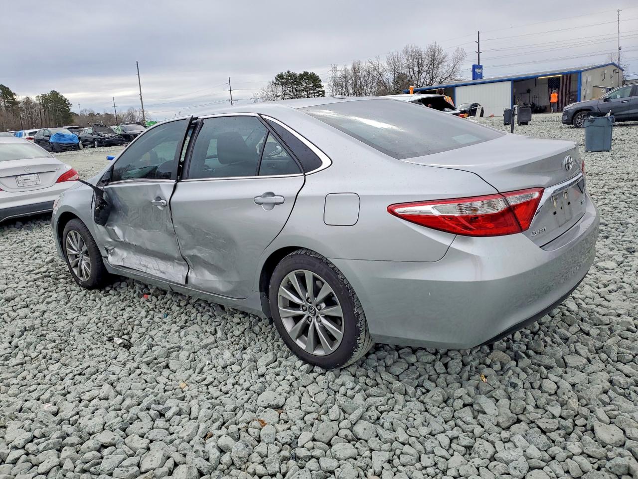 2017 TOYOTA CAMRY LE photo 4
