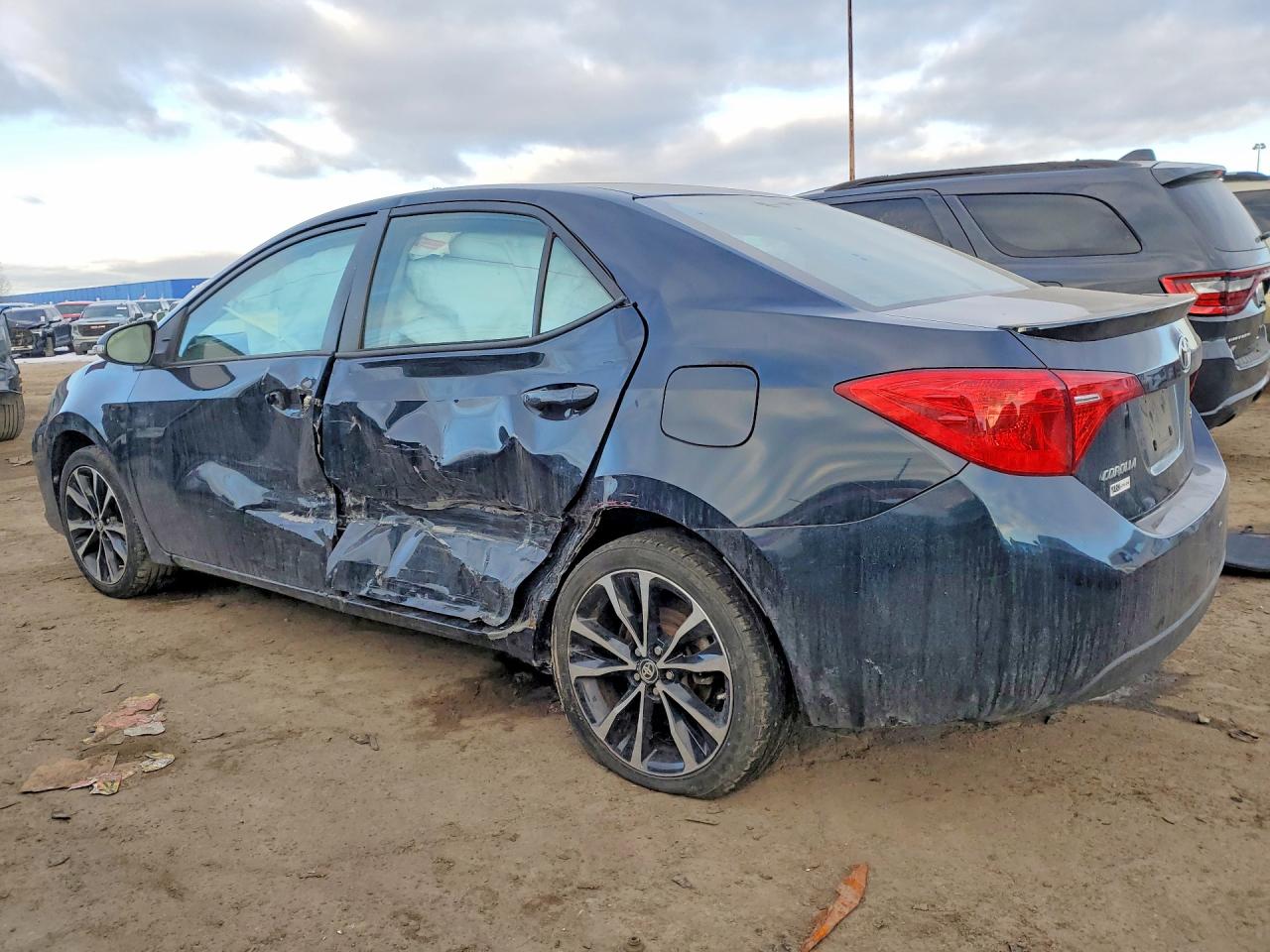 2017 TOYOTA COROLLA photo 3