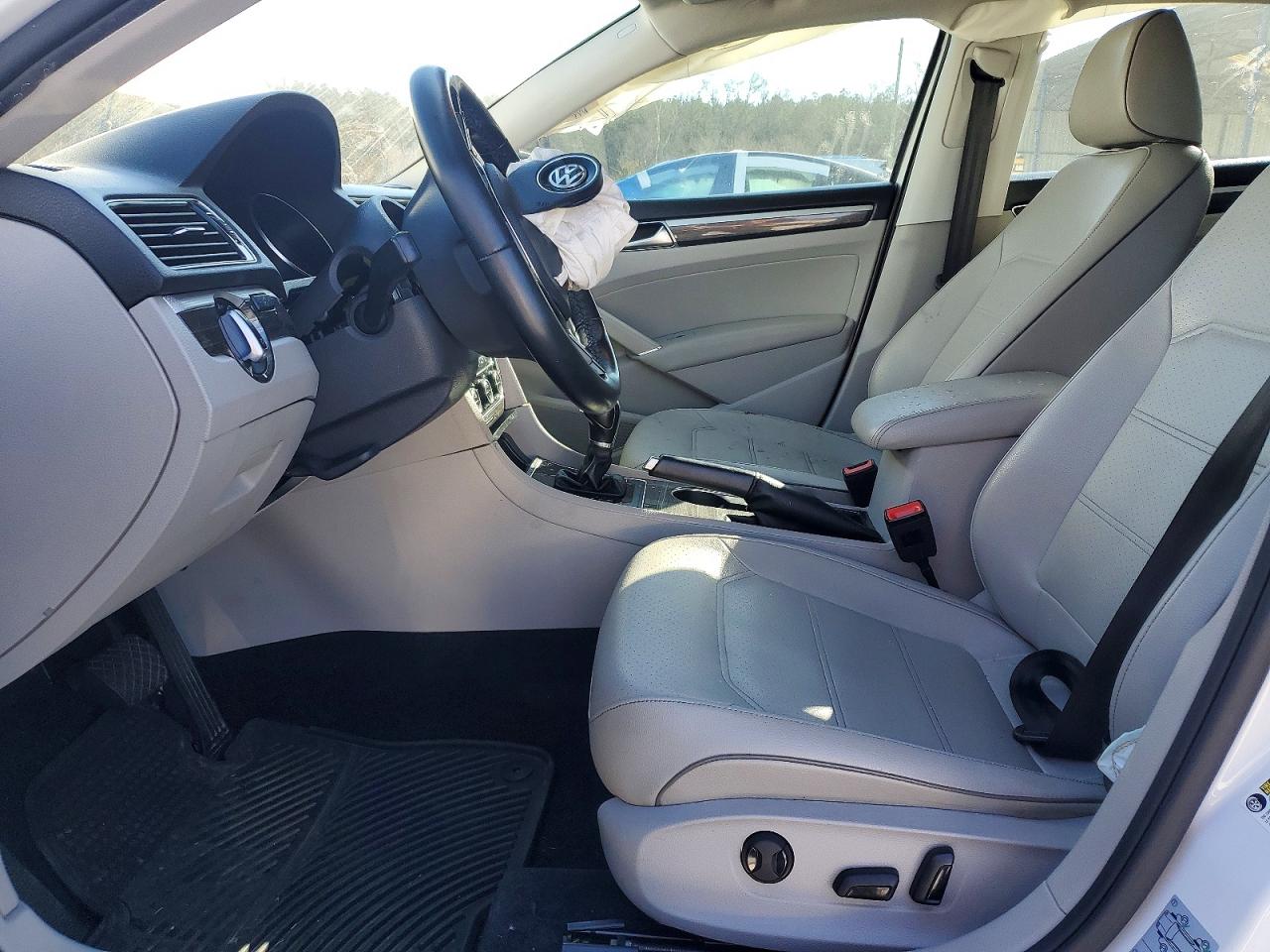 2018 VOLKSWAGEN PASSAT SE photo 7