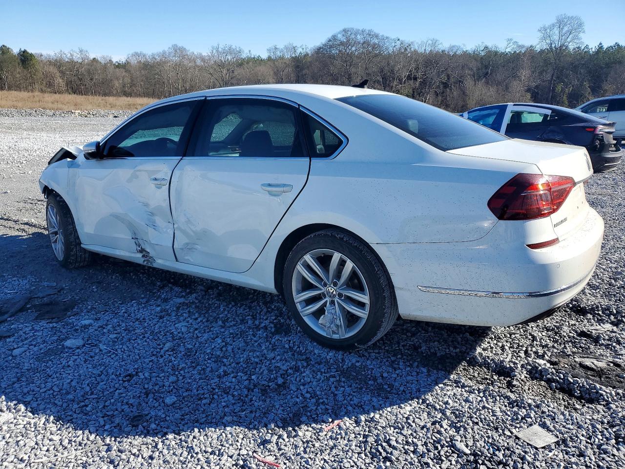 2018 VOLKSWAGEN PASSAT SE photo 2