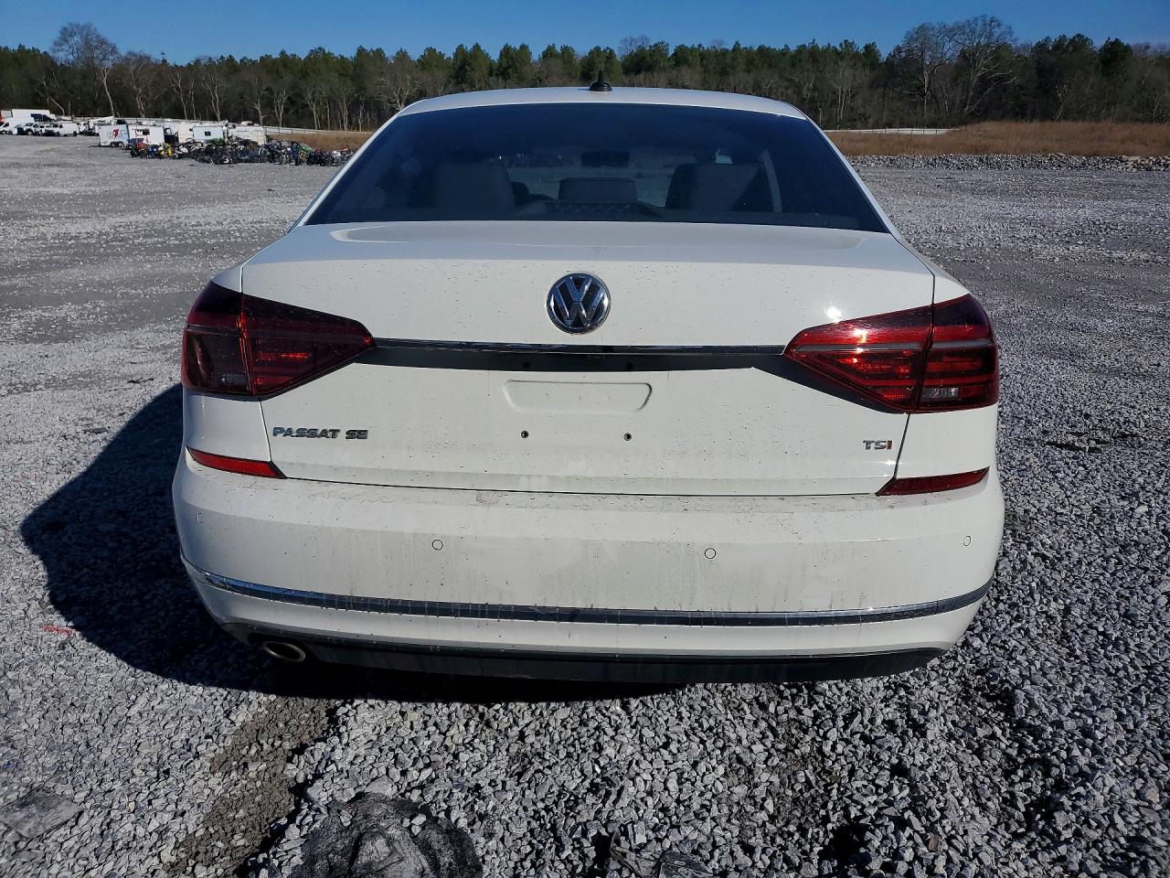 2018 VOLKSWAGEN PASSAT SE photo 6