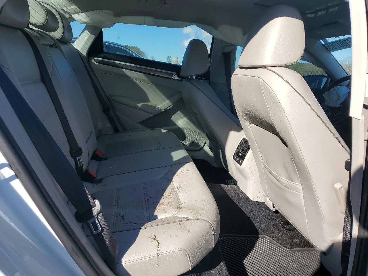 2018 VOLKSWAGEN PASSAT SE photo 10