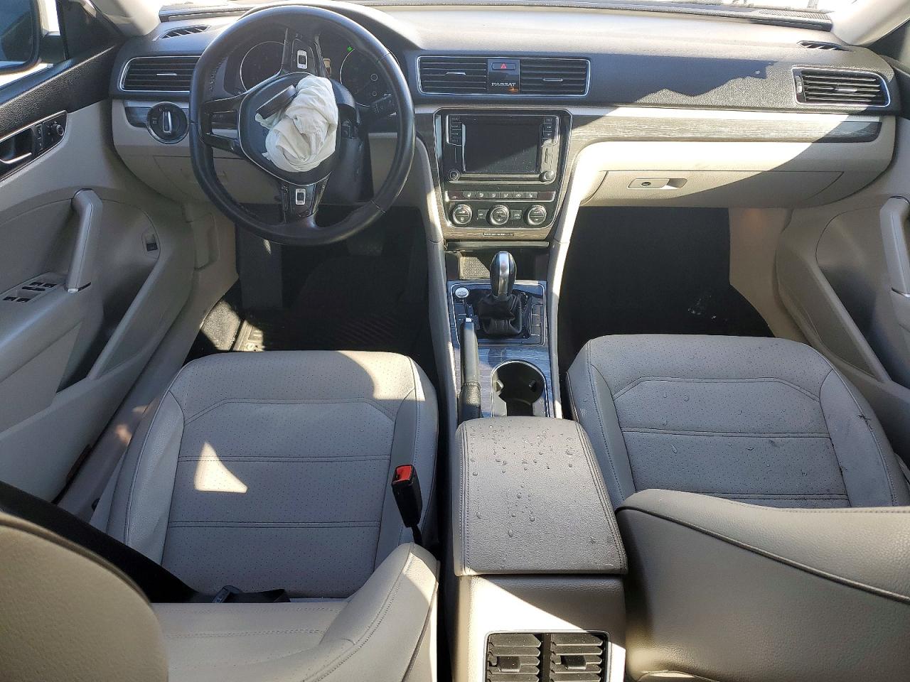 2018 VOLKSWAGEN PASSAT SE photo 8