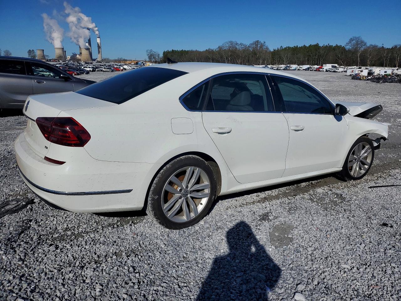 2018 VOLKSWAGEN PASSAT SE photo 3
