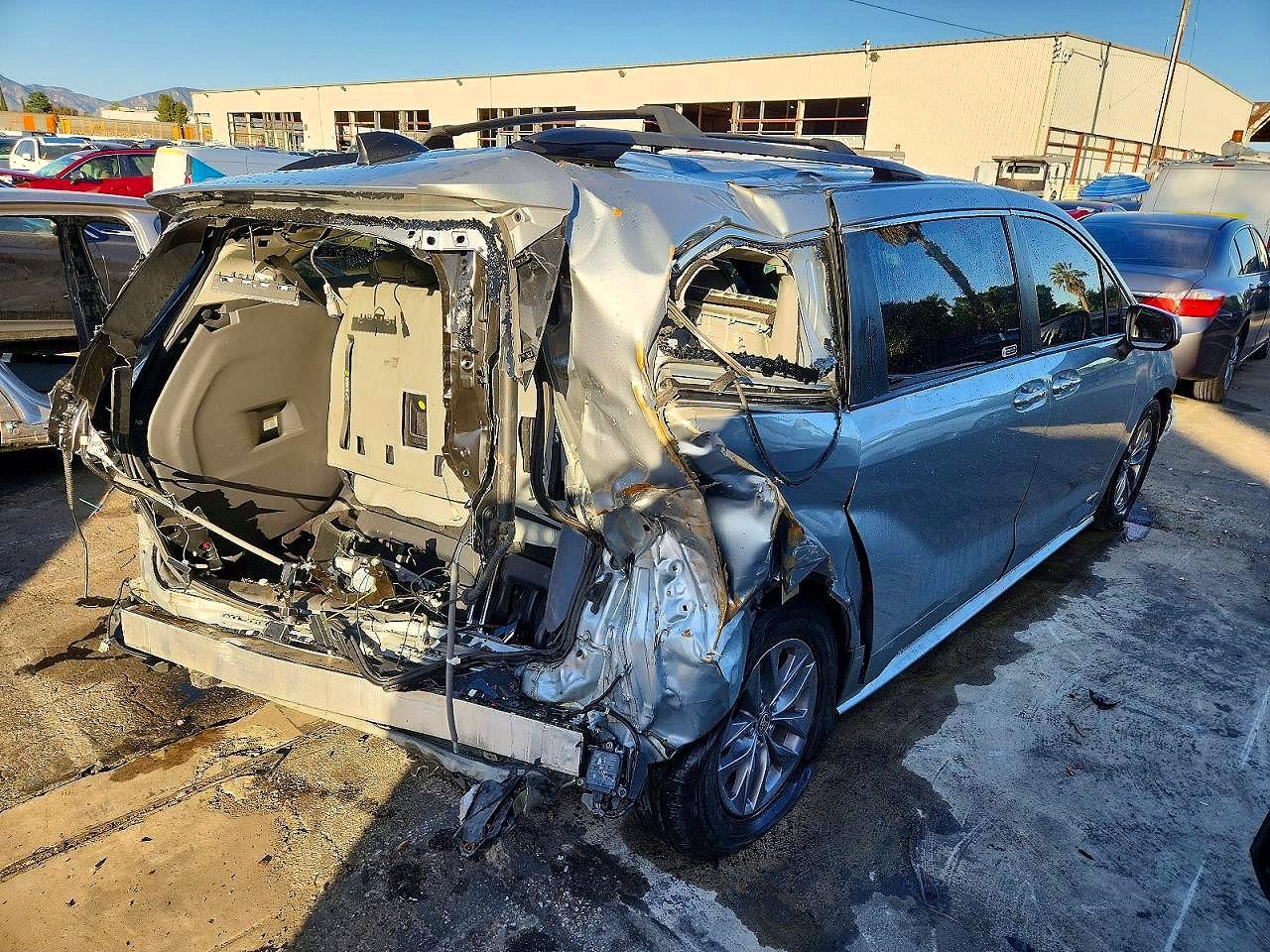 2021 TOYOTA SIENNA LE photo 3