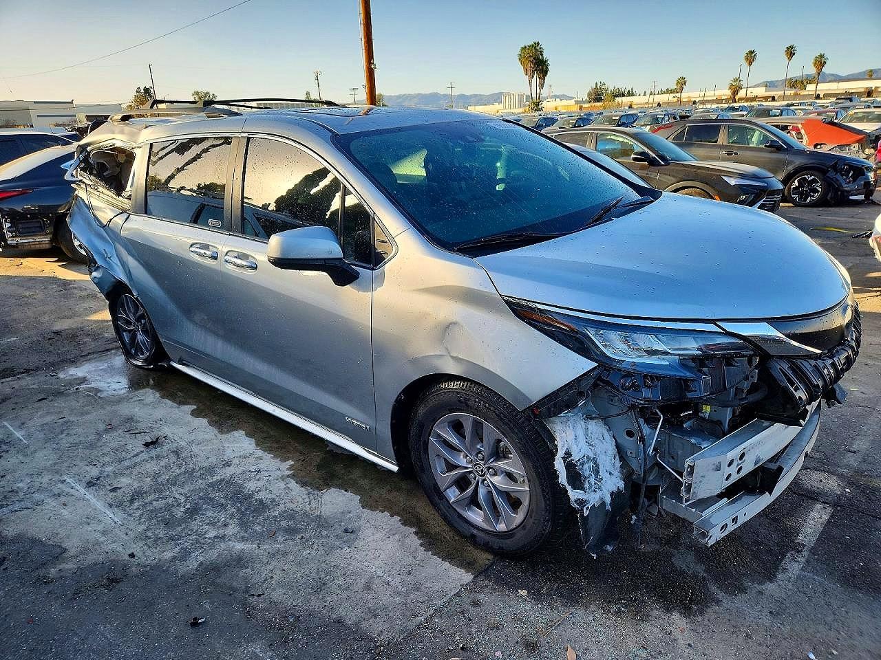 2021 TOYOTA SIENNA LE photo 4