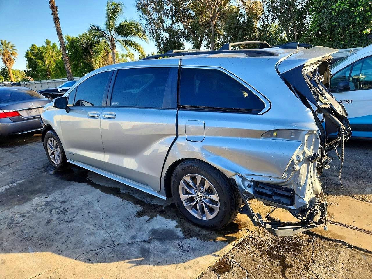 2021 TOYOTA SIENNA LE photo 2