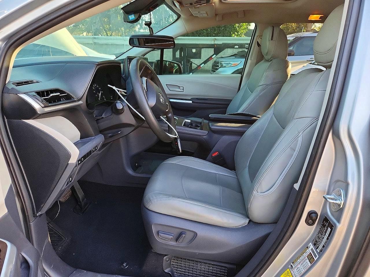 2021 TOYOTA SIENNA LE photo 7