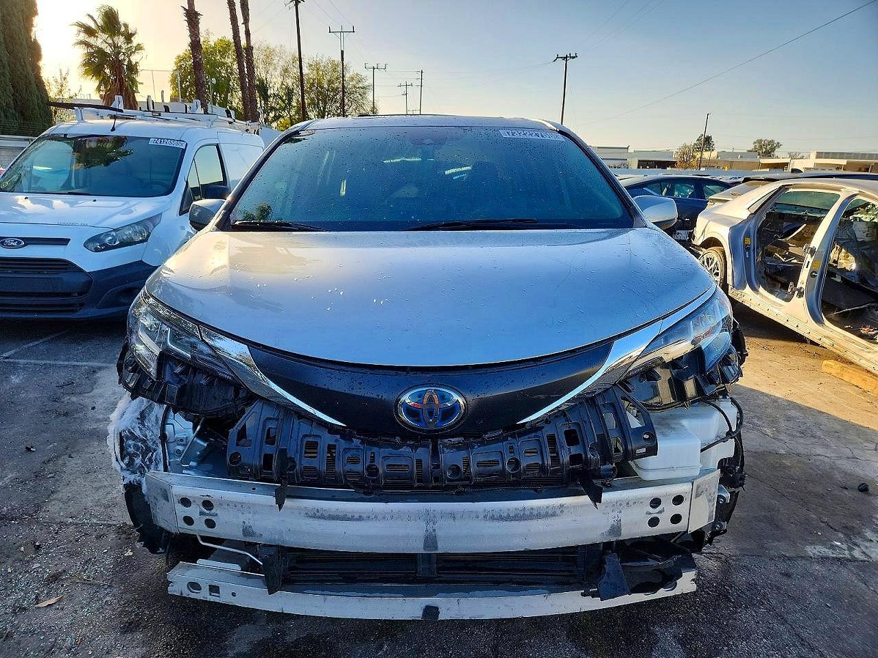 2021 TOYOTA SIENNA LE photo 5