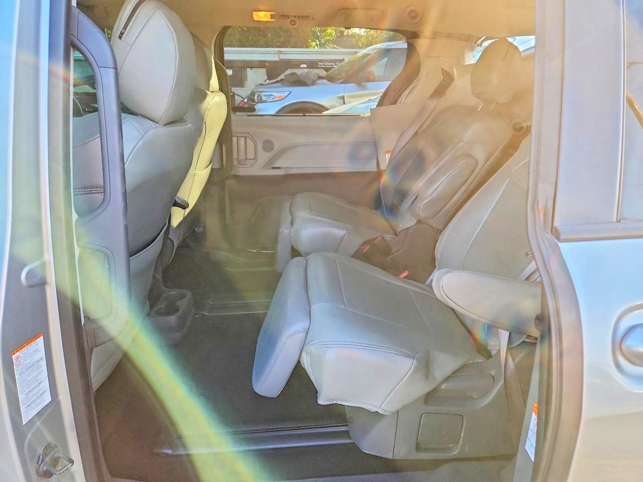 2021 TOYOTA SIENNA LE photo 11
