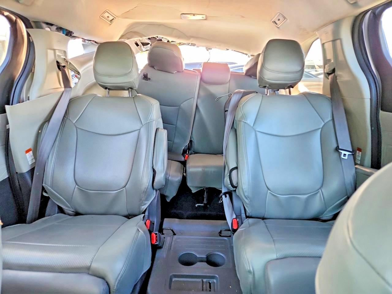 2021 TOYOTA SIENNA LE photo 10