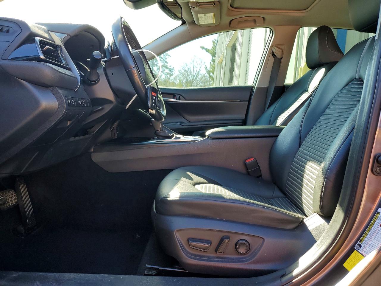 2020 TOYOTA CAMRY SE photo 13