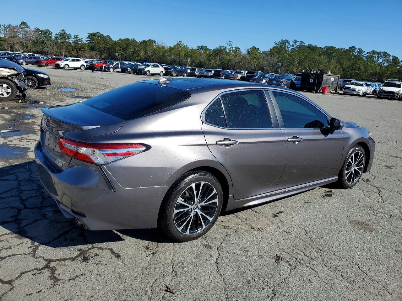 2020 TOYOTA CAMRY SE photo 5