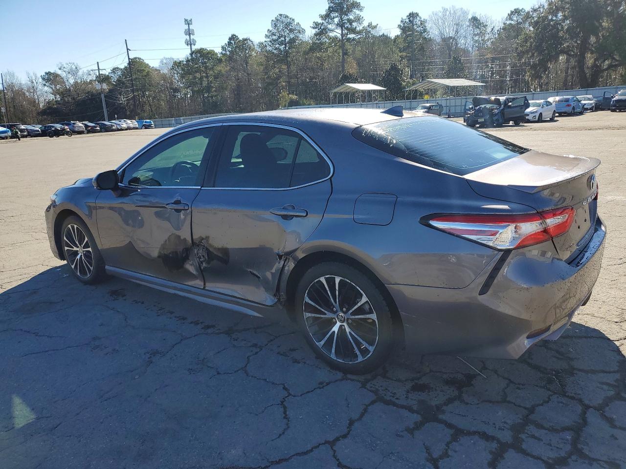 2020 TOYOTA CAMRY SE photo 3