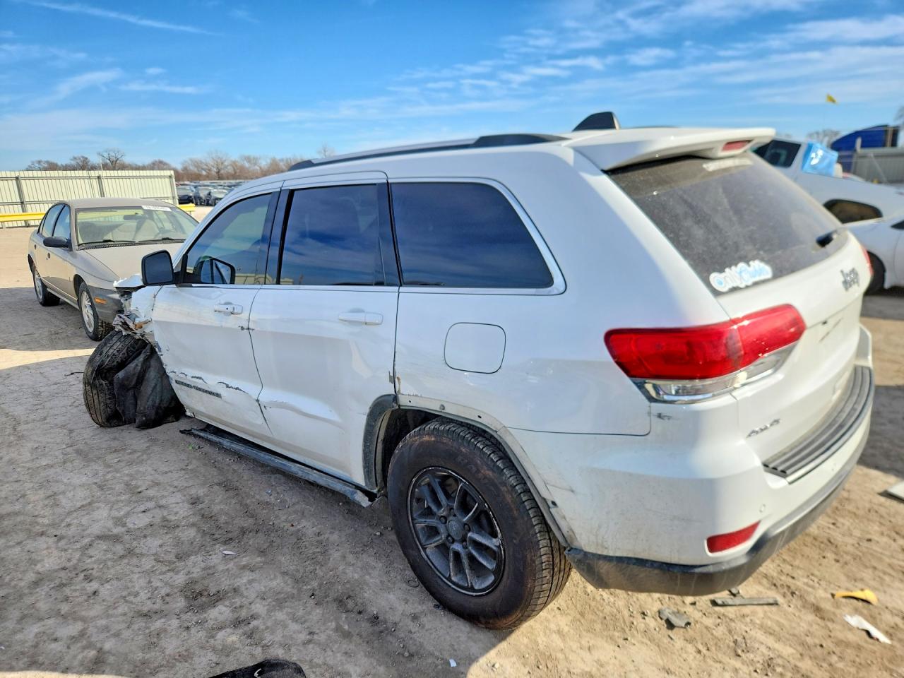 2019 JEEP GRAND CHEROKEE LAREDO photo 4