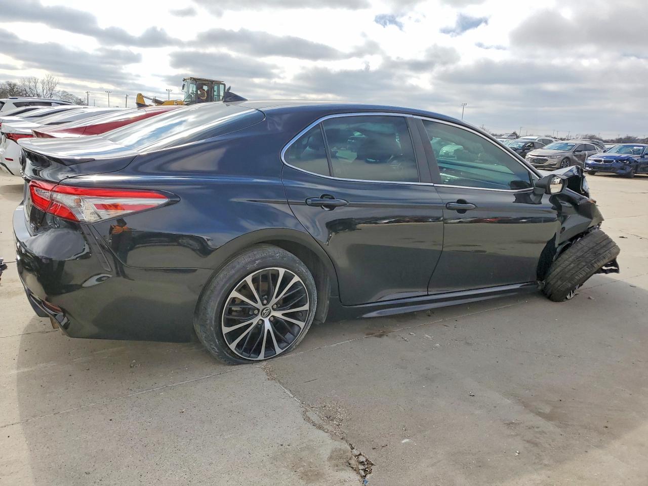 2019 TOYOTA CAMRY SE photo 3